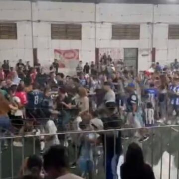 Pelea entre padres interrumpe partido de fútbol infantil en Lanús