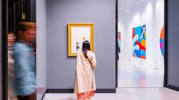 imagen-224 Banksy desafía el poder y control en una nueva muestra en el Moco Museum