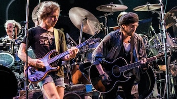 Bob Weir: El guitarrista que marcó una tendencia con sus pantalones cortos