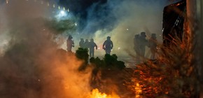 Aumenta la tensión en Minnesota por nuevos enfrentamientos entre manifestantes y agentes federales tras la muerte de una mujer en una operación migratoria