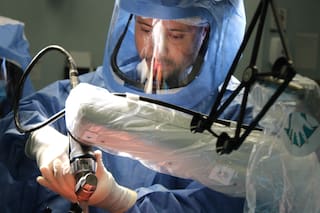 Cirugías de cadera y rodilla con asistencia robótica llegan a Argentina