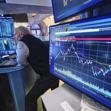 Caída de acciones argentinas en Wall Street y fluctuaciones en el dólar y el riesgo país