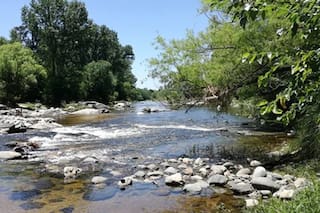 Tragedia en Córdoba: hombre muere ahogado mientras nadaba con su hijo