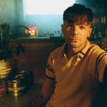 Louis Tomlinson lanza su álbum «How Did I Get Here?» y lo define como su proyecto más auténtico