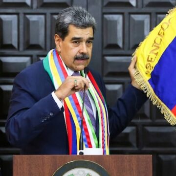 La primera imagen de Nicolás Maduro tras su arresto: con ojos cubiertos y manos esposadas