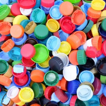 Utiliza las tapas de gaseosas para proteger tus sillas del comedor