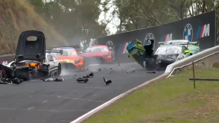 imagen-215 Espectacular choque en las 12 Horas de Bathurst deja sin heridas graves a los pilotos