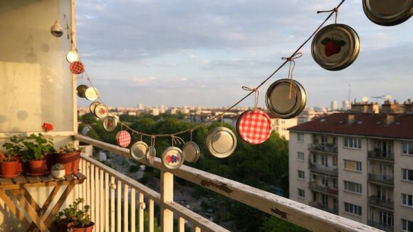 Colocación de tapas de mermelada en balcones: recomendaciones y beneficios