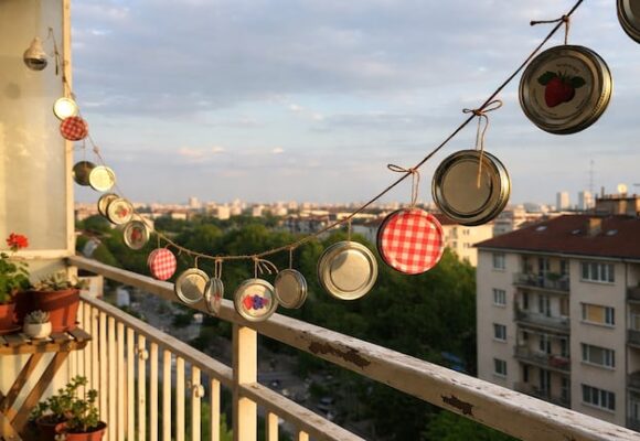 Colocación de tapas de mermelada en balcones: recomendaciones y beneficios