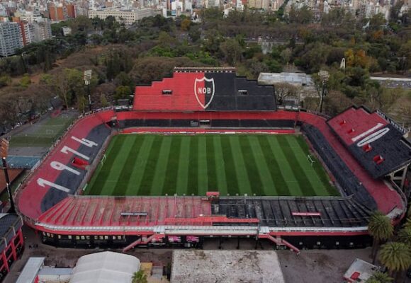 Violento ataque al predio de Newell’s: lanzan una bomba molotov contra el vehículo de un jugador