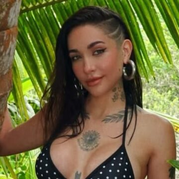 María Becerra deslumbra con un bikini a lunares durante sus vacaciones en Costa Rica