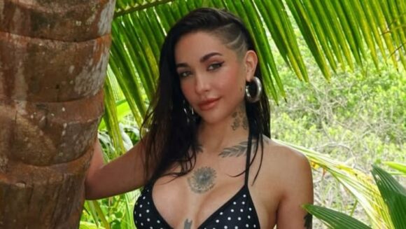 María Becerra deslumbra con un bikini a lunares durante sus vacaciones en Costa Rica