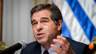 Luis Caputo suma a un economista uruguayo al Ministerio de Economía