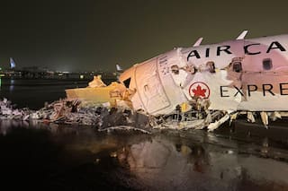 imagen-405 Accidente aéreo en LaGuardia: avión de Air Canada Express colisiona con camión de bomberos