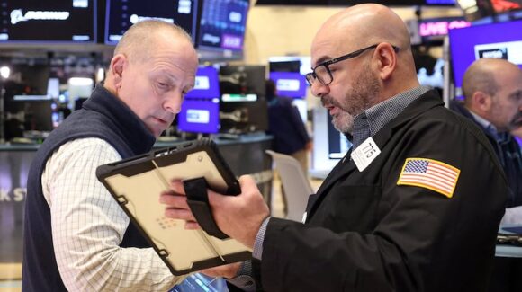 El riesgo país desciende por debajo de los 600 puntos y las acciones argentinas repuntan en Wall Street