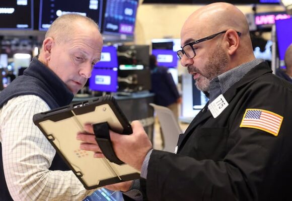 El riesgo país desciende por debajo de los 600 puntos y las acciones argentinas repuntan en Wall Street