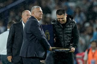 Silbidos para Chiqui Tapia en la Bombonera al rendir homenaje a Riquelme