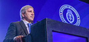 Caputo justifica la apertura de importaciones y envía un mensaje a empresarios