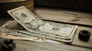 El dólar oficial desciende, mientras los financieros siguen la misma tendencia que amplía la brecha cambiaria