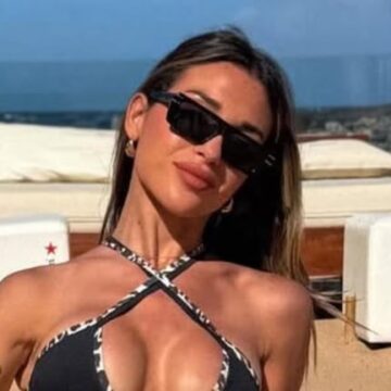 Agustina Gandolfo deslumbra desde Tenerife con un microbikini animal print