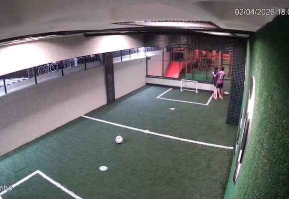 imagen-143 Un joven sufre descarga eléctrica en cancha de fútbol, pero su amigo lo rescata