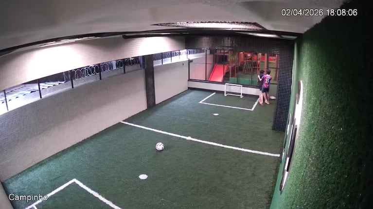 imagen-143 Un joven sufre descarga eléctrica en cancha de fútbol, pero su amigo lo rescata