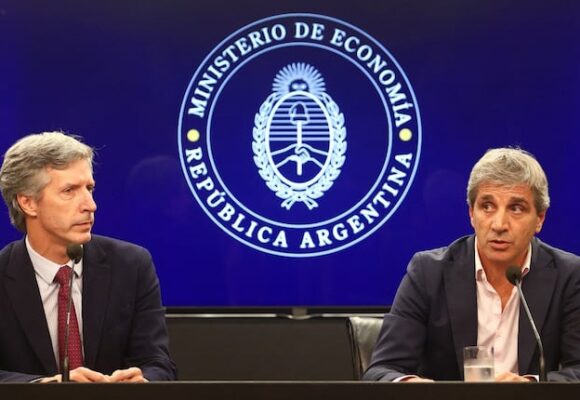 Estrategia de Caputo busca reunir US$10.000 millones y cumplir con los pagos de deuda