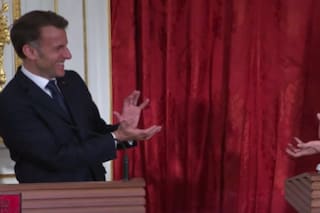 Macron y la primera ministra japonesa realizan un famoso gesto de Dragon Ball