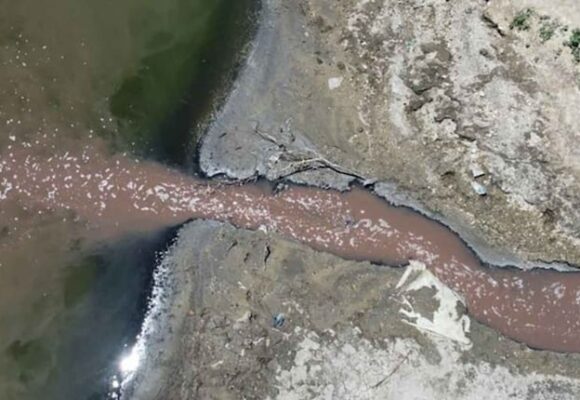 Procesan a frigorífico avícola por verter efluentes en el Río Salado durante más de dos años