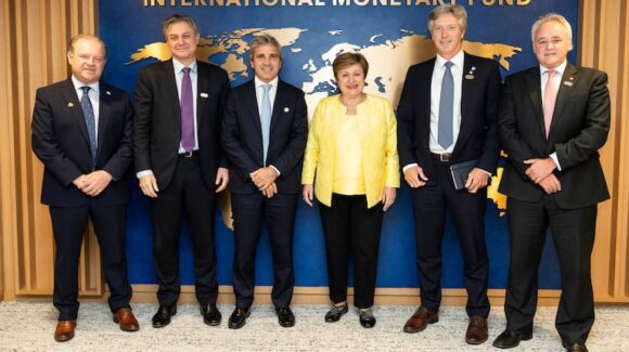 El Gobierno argentino realiza transacción con EE.UU. para saldar deuda con el FMI