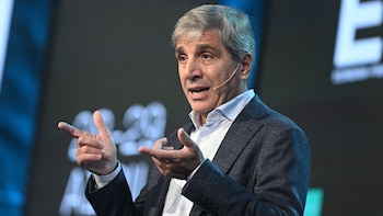 Caputo anticipa un periodo económico positivo para Argentina, pero surgen interrogantes