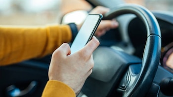 Aumentan las infracciones al volante por el uso del celular y otros problemas en las autopistas metropolitanas