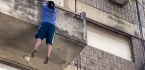 imagen-185 Hombre sobrevive a caída desde un cuarto piso gracias a un patrullero