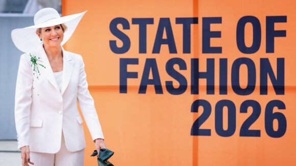 La reina Máxima de Holanda recicla un traje blanco en la Bienal de la Moda 2026