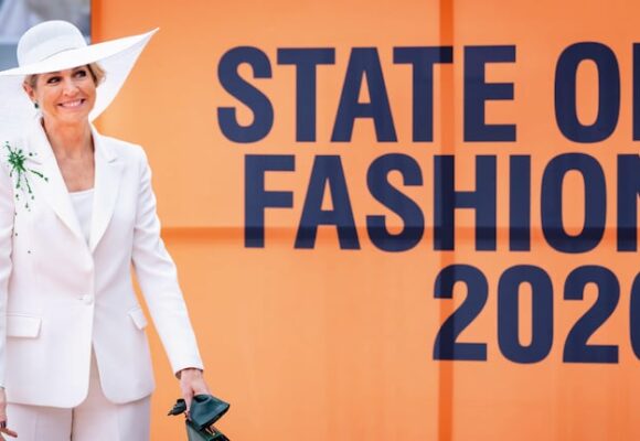 La reina Máxima de Holanda recicla un traje blanco en la Bienal de la Moda 2026