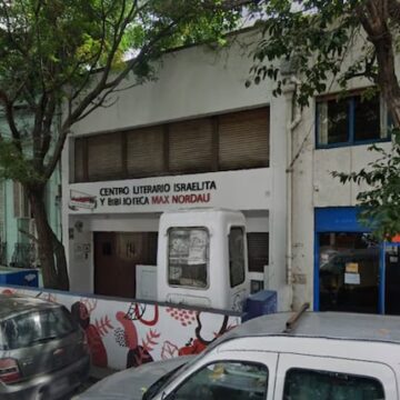 Ataque antisemita en La Plata: explosivo lanzado contra el Centro Literario Israelita