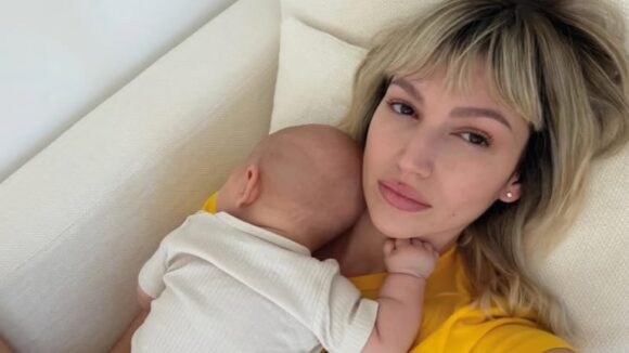 Úrsula Corberó sorprende con nuevo look y presenta a su hijo Dante Darín