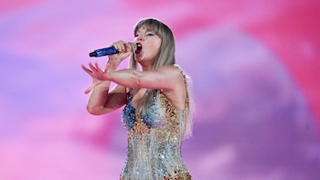 Taylor Swift se enfrenta a la inteligencia artificial al registrar su voz como marca comercial