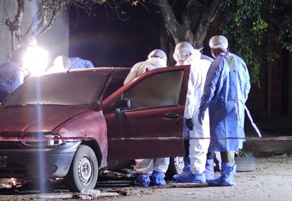 Investigación en Tucumán por hallazgo de mujer muerta en auto incendiado