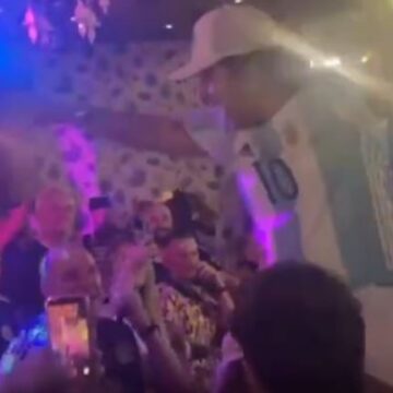 imagen-188 Hinchas escoceses rinden homenaje a Maradona al encontrarse con un argentino en Boston
