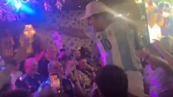Hinchas escoceses rinden homenaje a Maradona al encontrarse con un argentino en Boston
