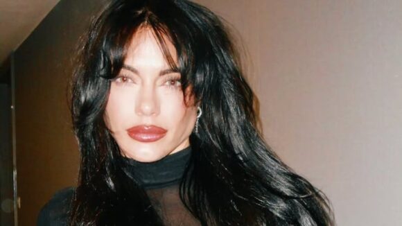 Emilia Attias deslumbra con un audaz look de «naked dress»