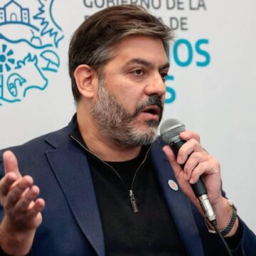 El gobierno de Kicillof critica a Adorni por su dimisión y lanza comentarios hacia Santilli