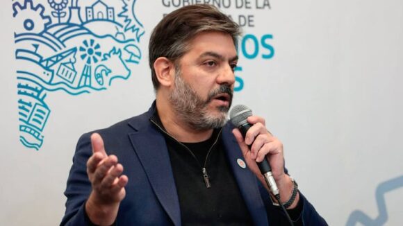 El gobierno de Kicillof critica a Adorni por su dimisión y lanza comentarios hacia Santilli