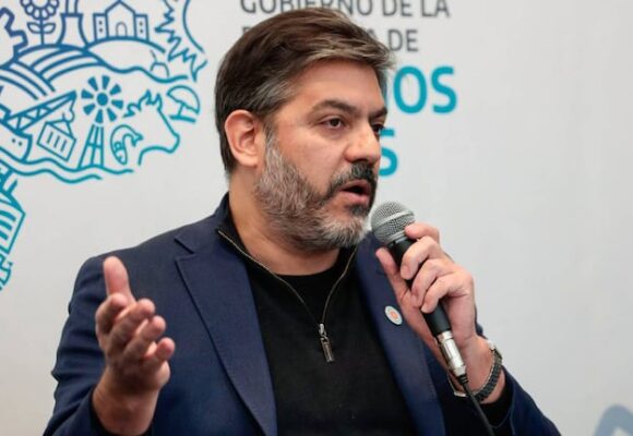 El gobierno de Kicillof critica a Adorni por su dimisión y lanza comentarios hacia Santilli