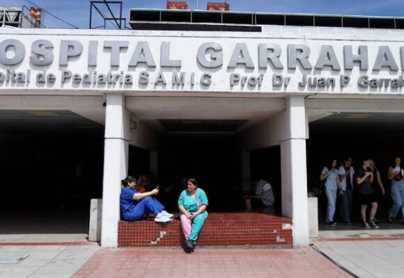 El Gobierno presenta el documental «Los héroes del Garrahan» y critica a los sindicatos por los paros