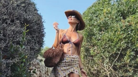Juliana Awada impresiona en microbikini durante su viaje por España