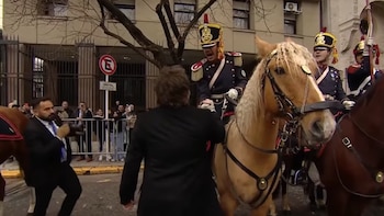 imagen-117 El emotivo canto de la Marcha de San Lorenzo por parte de Javier Milei junto a un granadero