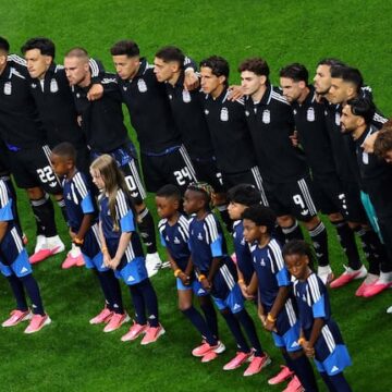 La Selección argentina vestirá su tradicional camiseta en la final del Mundial contra España