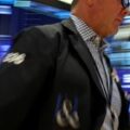 Caen acciones y bonos argentinos debido a aumentos en el riesgo país y en el dólar